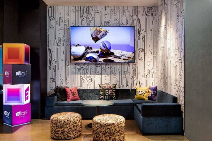Lounge 38 of 53