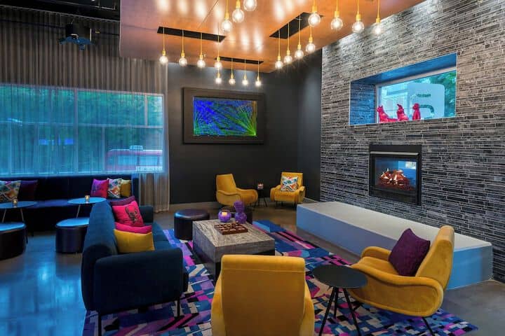 Lounge 41 of 57